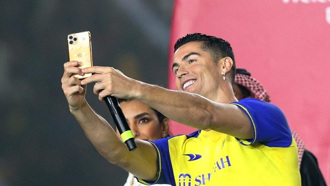 Ronaldo tha hồ lướt mạng nhờ sim ‘thần thánh’